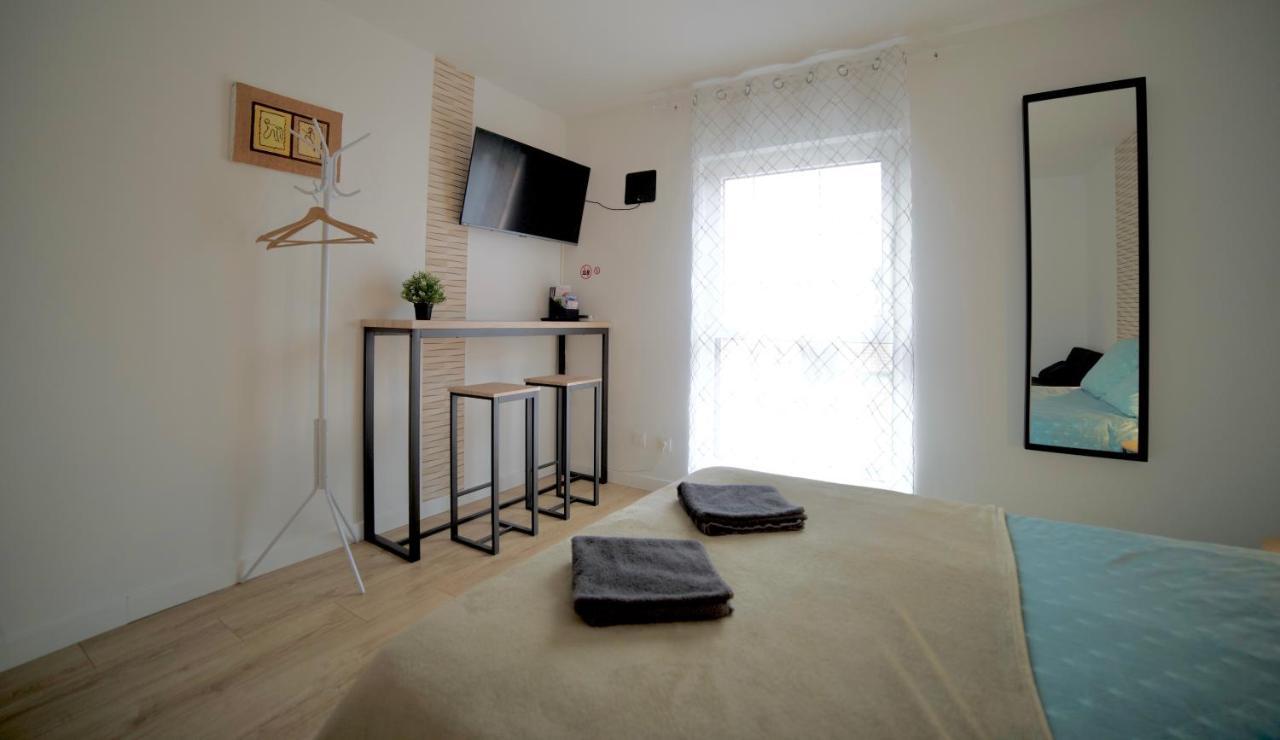 B&B Chez L'Habitant Chambre Privative Sur La Route Des Vins Tv Parking Box Velo Issenheim Exterior foto