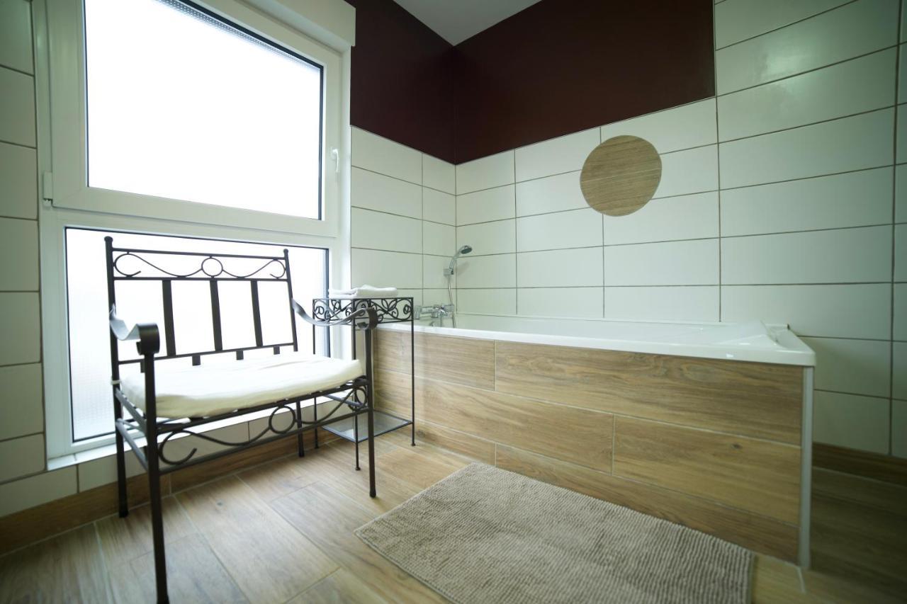 B&B Chez L'Habitant Chambre Privative Sur La Route Des Vins Tv Parking Box Velo Issenheim Exterior foto